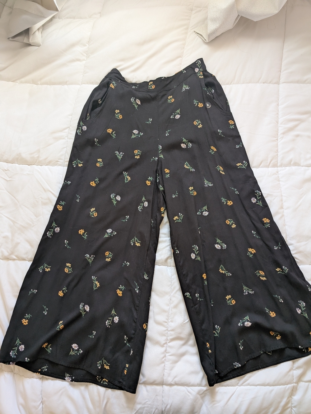 Hollister NWT Black Cropped Wide-Leg Floral Pants Size Medium Best Fits Sm To Md